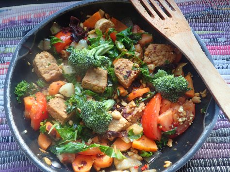 Tempeh seaweed and peanut stirfry